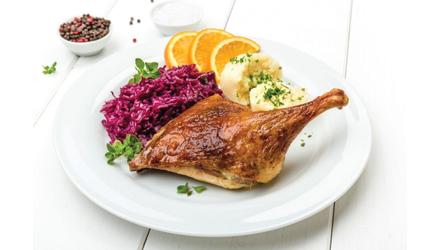 Sült libacomb párolt káposztával és zsemlegombóccal